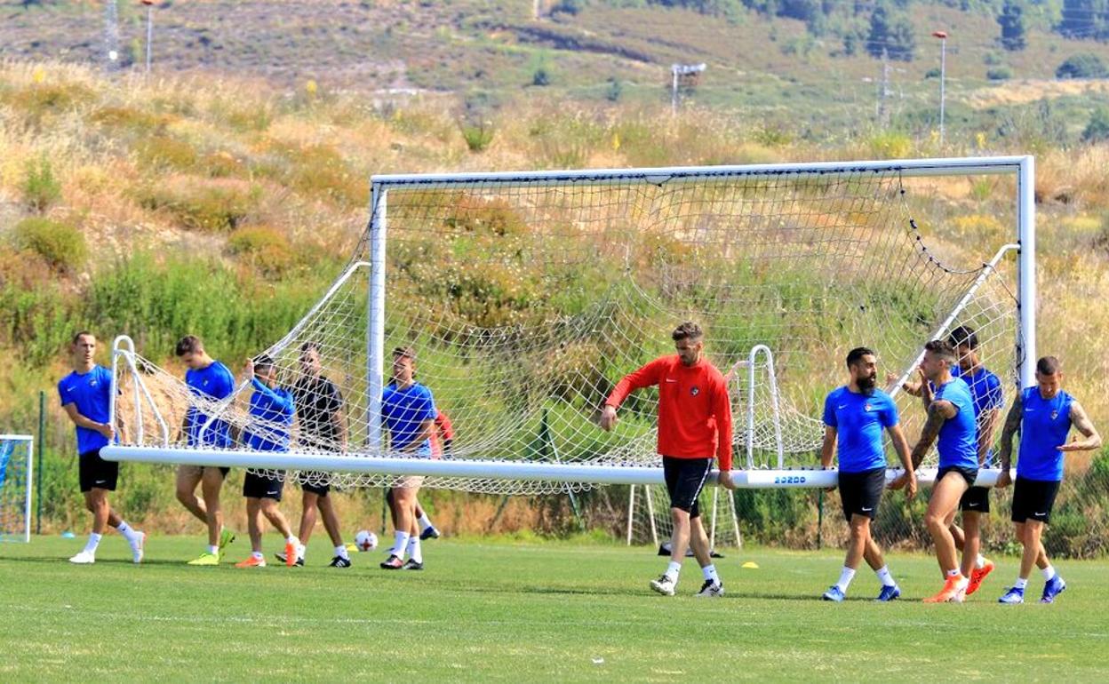 La plantilla de la Ponferradina, durante el entrenamiento de este lunes.