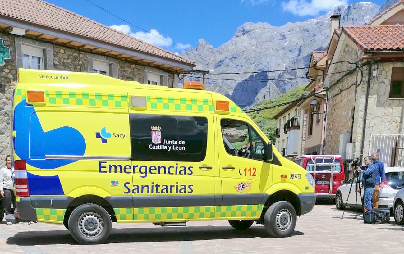 Una ambulancia traslada al menor perdido durante 30 horas en Picos al centro de salud tras una evacuación previa en helicóptero.