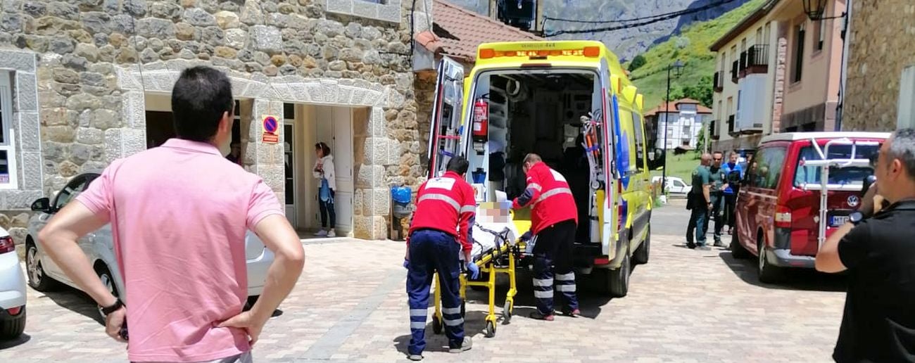 Una ambulancia traslada al menor perdido durante 30 horas en Picos al centro de salud tras una evacuación previa en helicóptero.