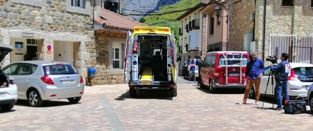 Una ambulancia traslada al menor perdido durante 30 horas en Picos al centro de salud tras una evacuación previa en helicóptero.