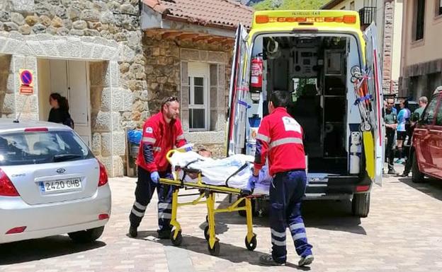 Galería. Momento en el que el joven es trasladado en ambulancia.