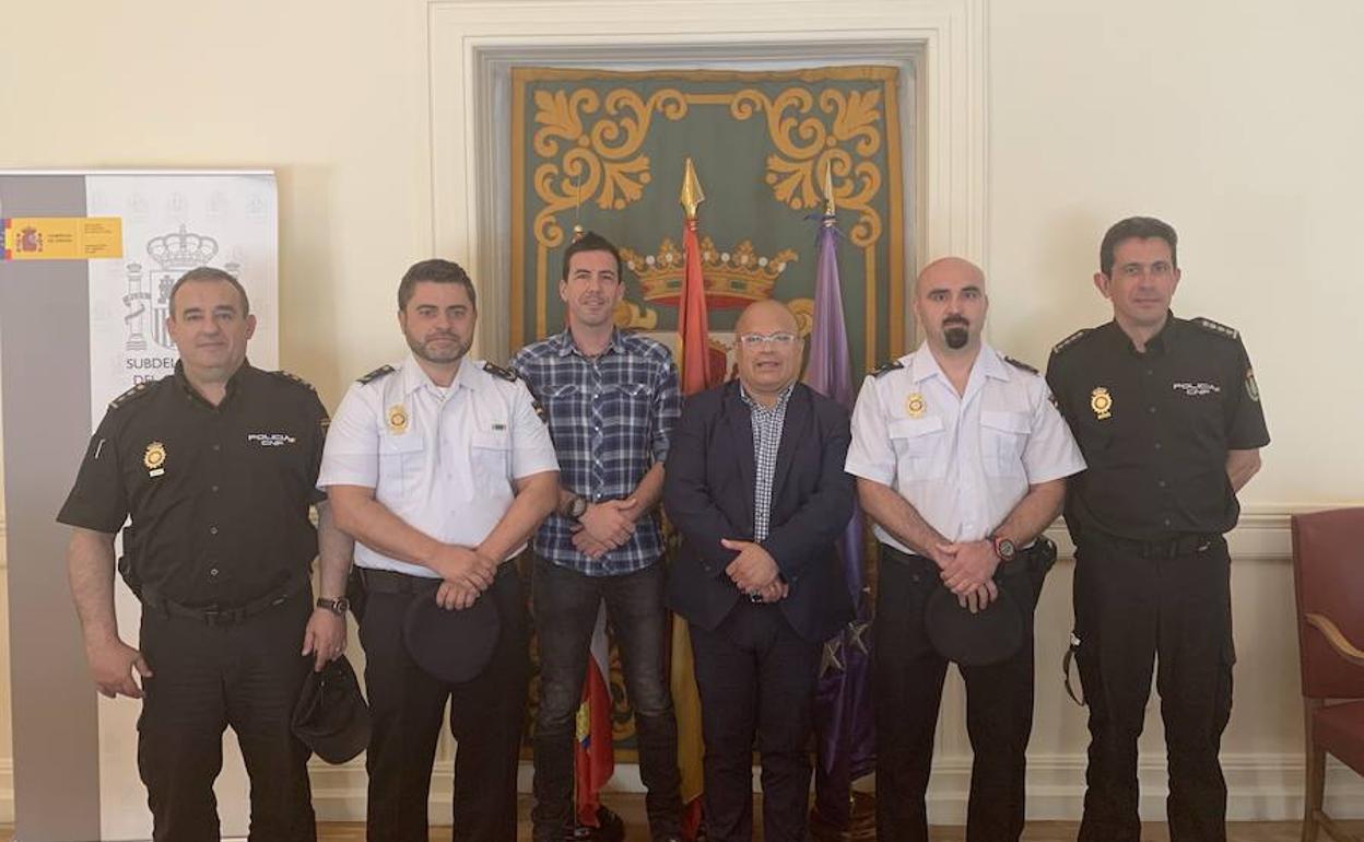 Los organizadores del curso se reunieron con el subdelegado del Gobierno.