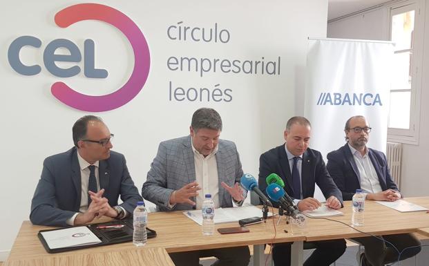 Firma del acuerdo entre el CEL y Abanca.