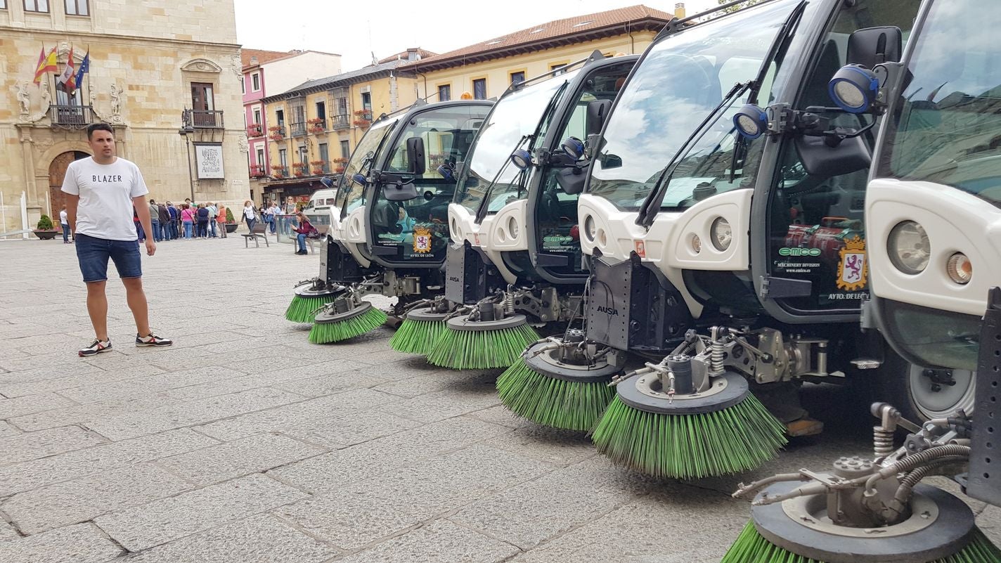 El Ayuntamiento deja cuatro barredoras ante un banco para denunciar que no las repara