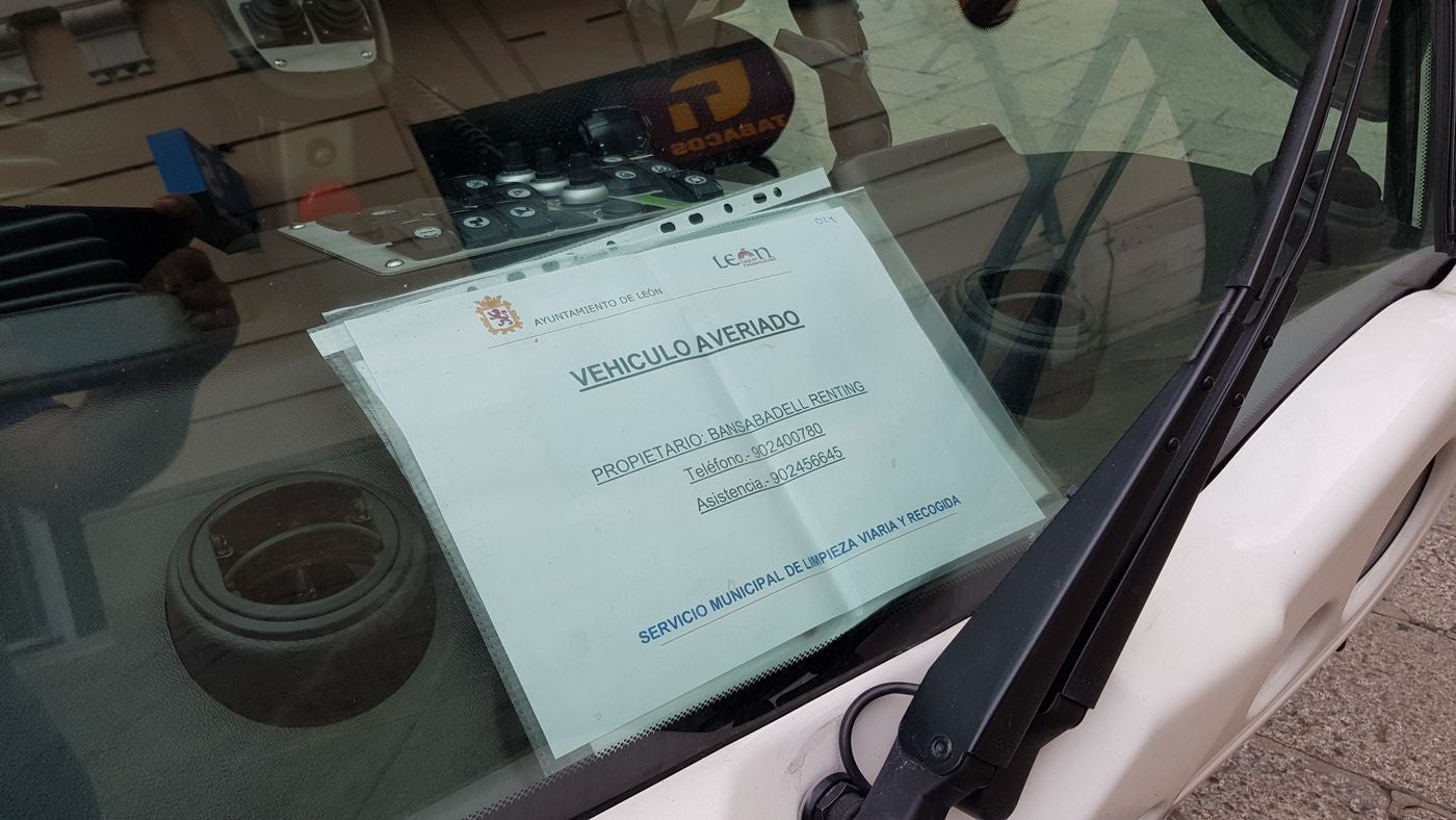 El Ayuntamiento deja cuatro barredoras ante un banco para denunciar que no las repara