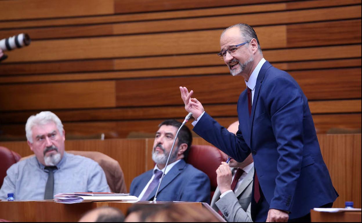 El portavoz del Grupo Ciudadanos, Luis Fuentes, durante su intervención en el Pleno de las Cortes de Castilla y León.