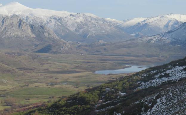 El valle de Arbás, con el lago de Casares.