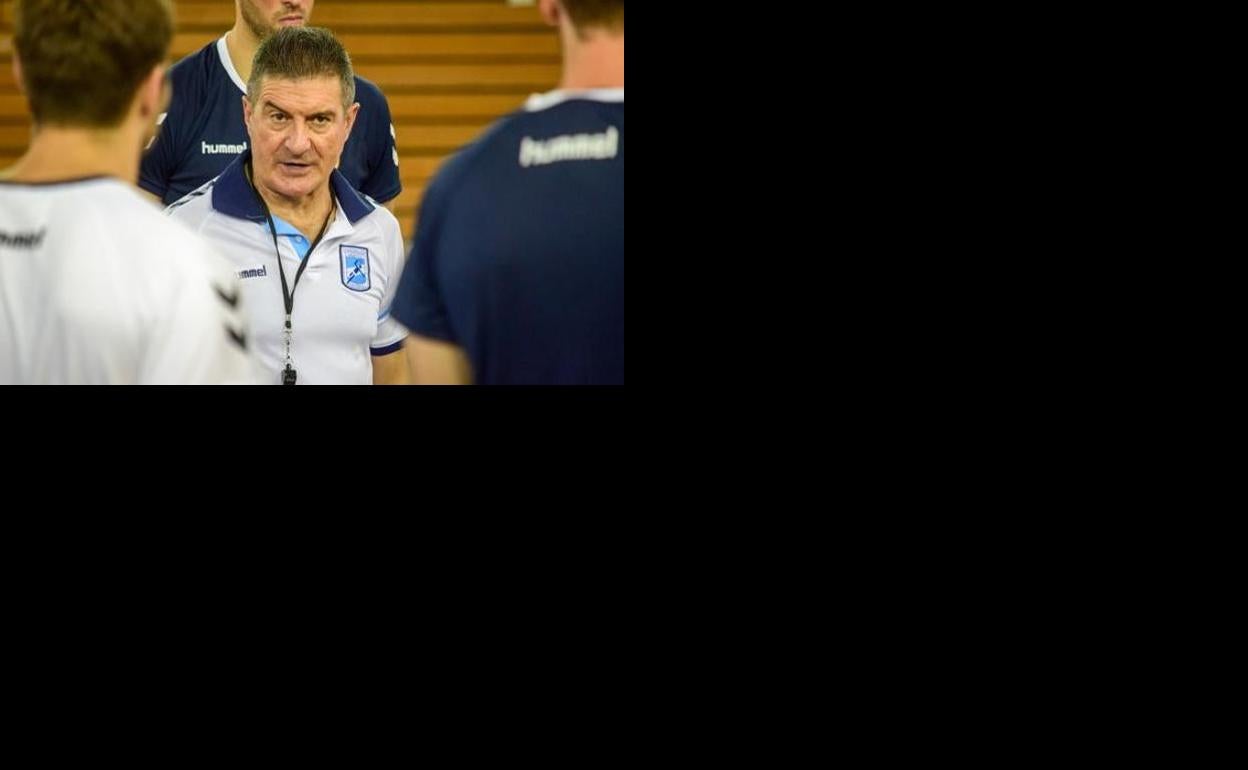 Manolo Cadenas, capitán de León en La Batallona