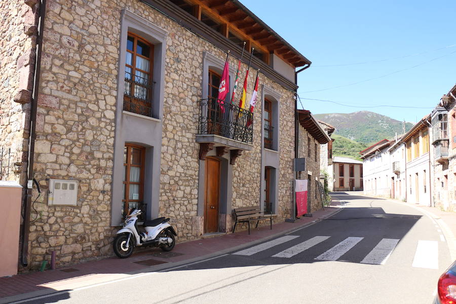 Este enclave declarado en el año 2005 reserva de la biosfera se sitúa en el norte de la provincia de León, limitando con Asturias. Cuenta con tres municipios Cármenes, Vegacervera, y Lugueros,