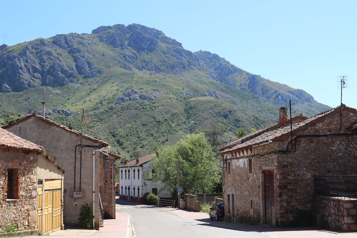 Este enclave declarado en el año 2005 reserva de la biosfera se sitúa en el norte de la provincia de León, limitando con Asturias. Cuenta con tres municipios Cármenes, Vegacervera, y Lugueros,