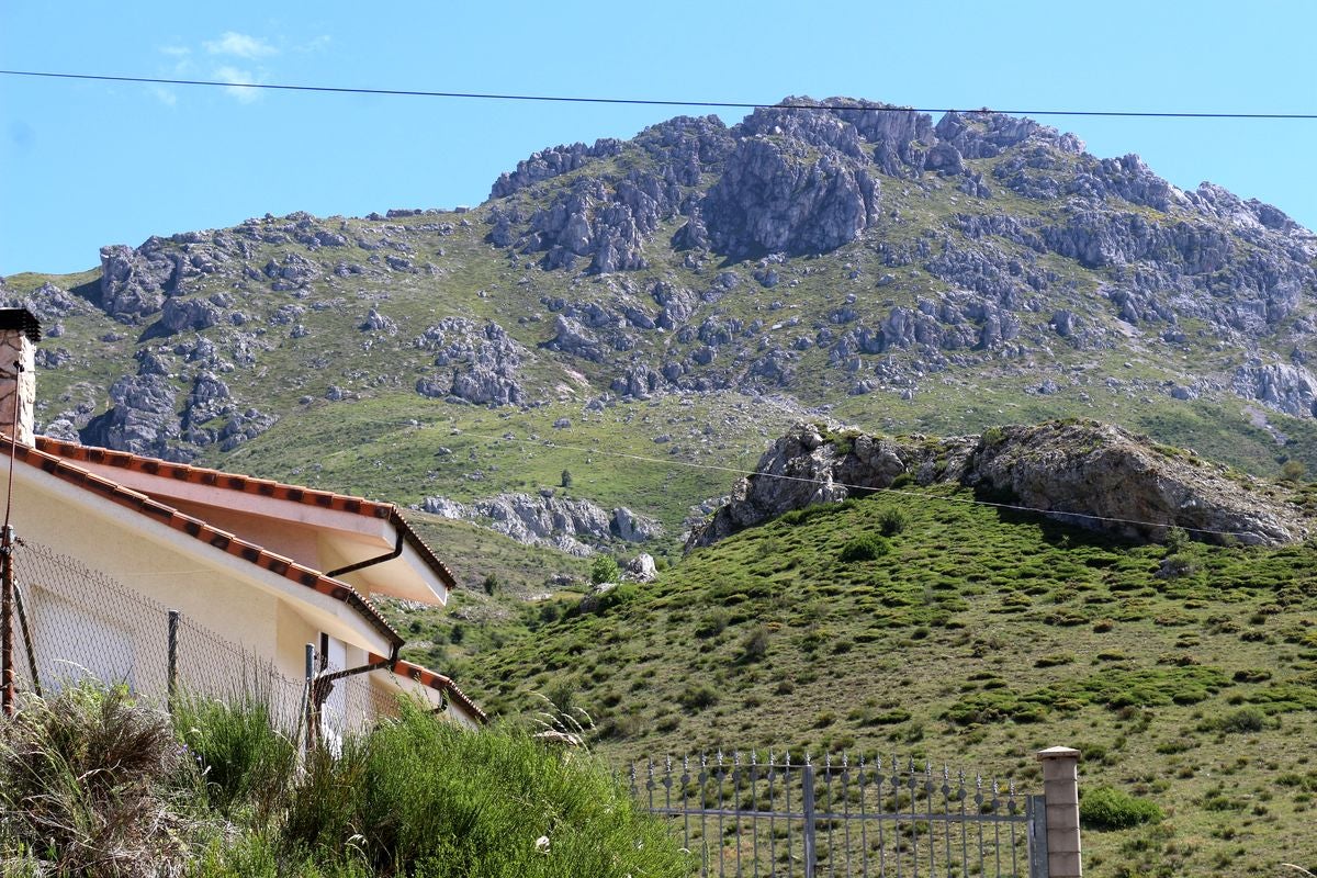 Este enclave declarado en el año 2005 reserva de la biosfera se sitúa en el norte de la provincia de León, limitando con Asturias. Cuenta con tres municipios Cármenes, Vegacervera, y Lugueros,