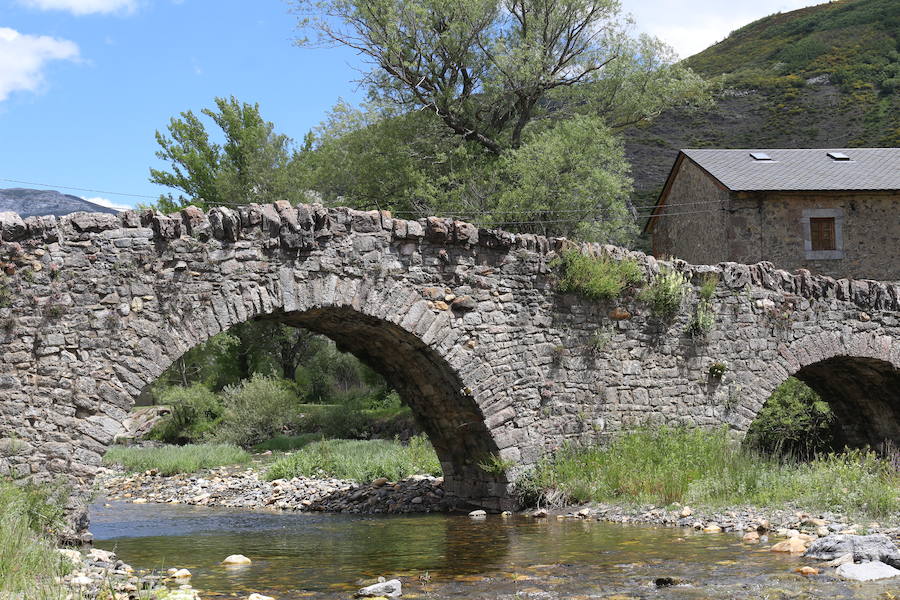 Este enclave declarado en el año 2005 reserva de la biosfera se sitúa en el norte de la provincia de León, limitando con Asturias. Cuenta con tres municipios Cármenes, Vegacervera, y Lugueros,