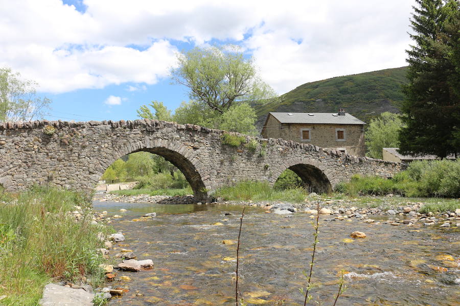 Este enclave declarado en el año 2005 reserva de la biosfera se sitúa en el norte de la provincia de León, limitando con Asturias. Cuenta con tres municipios Cármenes, Vegacervera, y Lugueros,