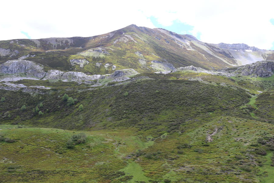 Este enclave declarado en el año 2005 reserva de la biosfera se sitúa en el norte de la provincia de León, limitando con Asturias. Cuenta con tres municipios Cármenes, Vegacervera, y Lugueros,