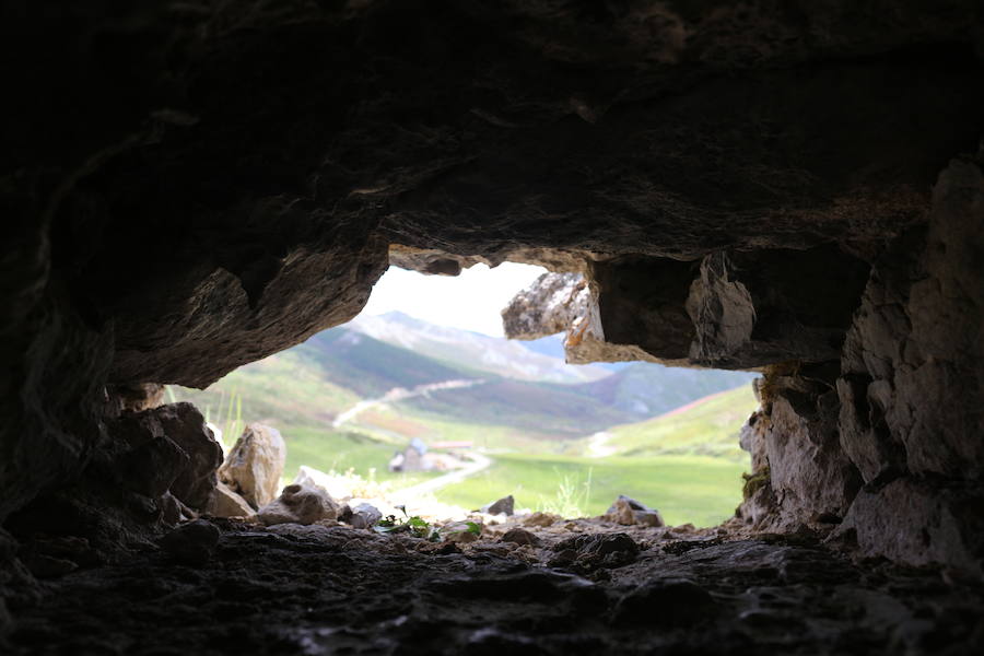 Este enclave declarado en el año 2005 reserva de la biosfera se sitúa en el norte de la provincia de León, limitando con Asturias. Cuenta con tres municipios Cármenes, Vegacervera, y Lugueros,