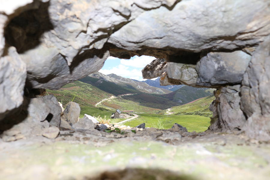 Este enclave declarado en el año 2005 reserva de la biosfera se sitúa en el norte de la provincia de León, limitando con Asturias. Cuenta con tres municipios Cármenes, Vegacervera, y Lugueros,