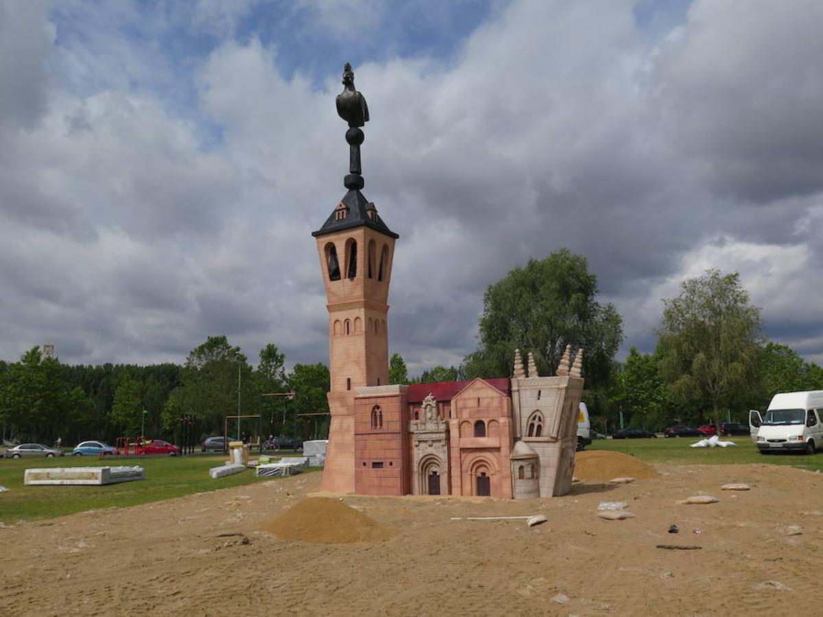 León lleva a su tradicional hoguera de San Juan San Isidoro, que este año arderá entre llamas