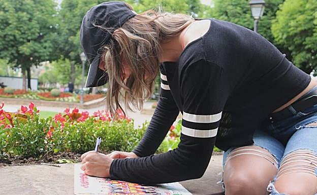 Galería. Mireya González firma un póster de las 'Guerreras'.