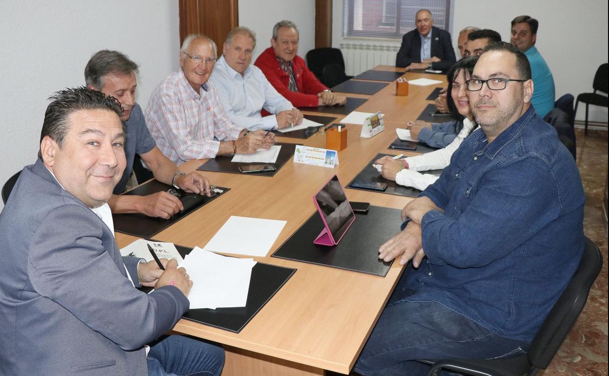 El comité ejecutivo de la UPL, con Luis Mariano Santos en primer término, en la reunión de este jueves.