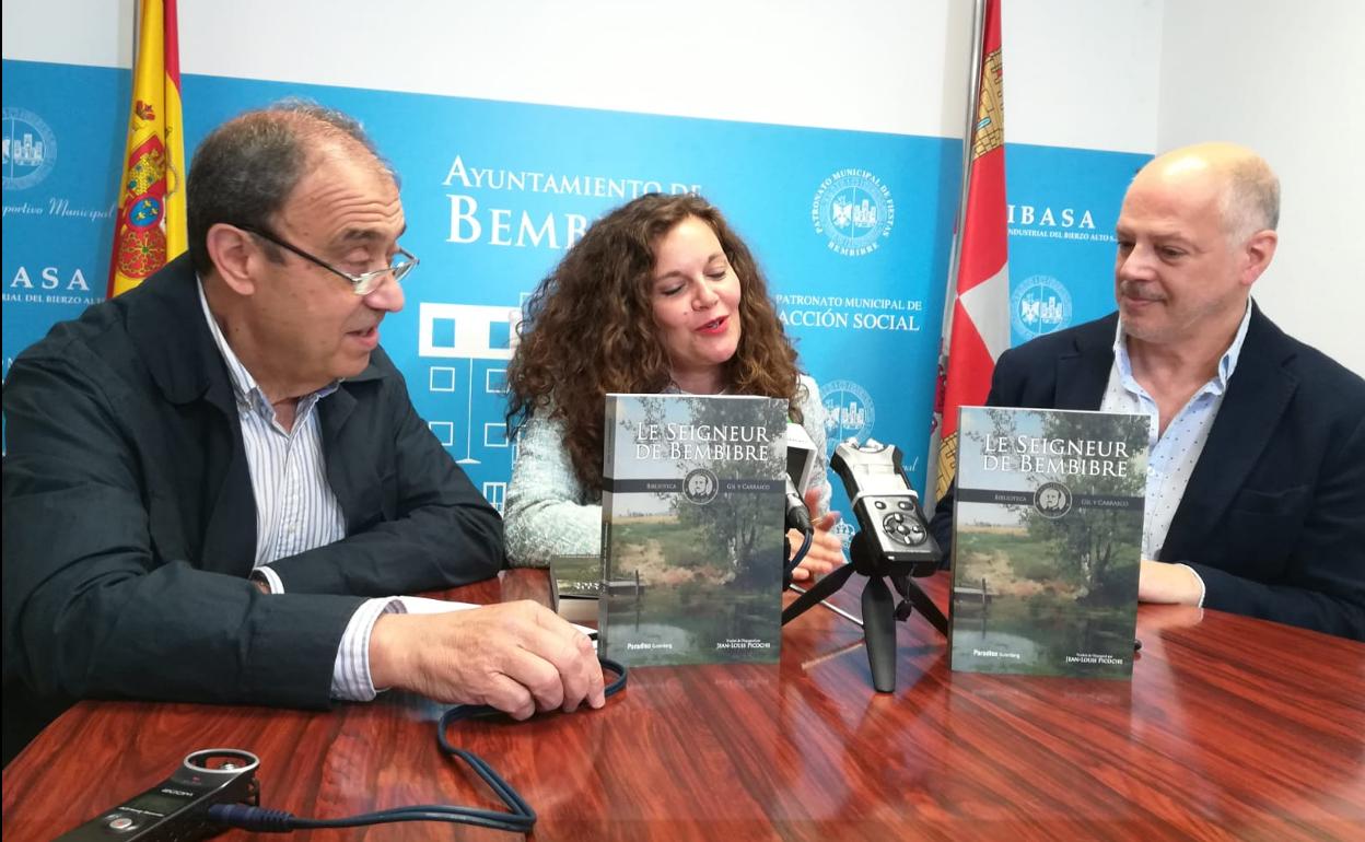 La alcaldesa de Bembibre, Silvia Cao, el bibliófilo Jovino Andina y el periodista y escritor berciano Valentín Carrera, en la presentación de la primera traducción al francés del libro 'El Señor de Bembibre'.