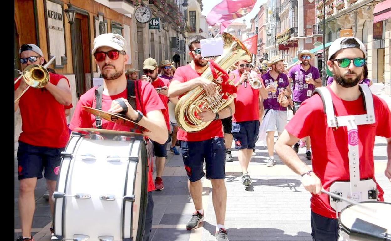 Imagen de las peñas recorriendo la Calle Ancha de la ciudad.