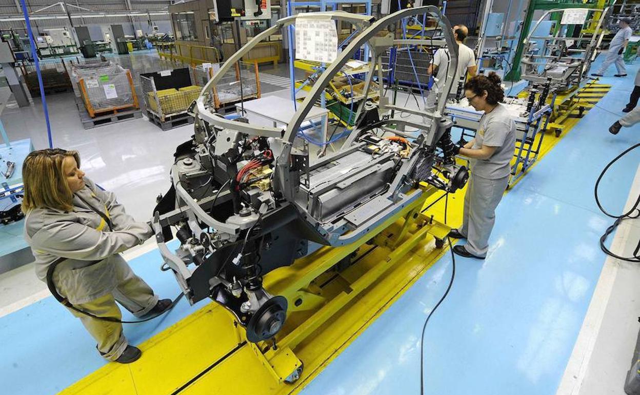 Dos trabajadoras de Renault en una cadena de montaje de su fábrica en Valladolid. 