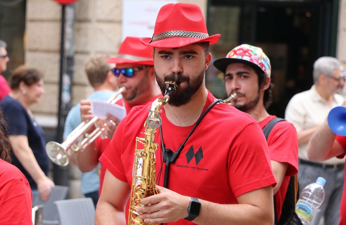 Fotos: Las peñas conquistan León a ritmo de charanga