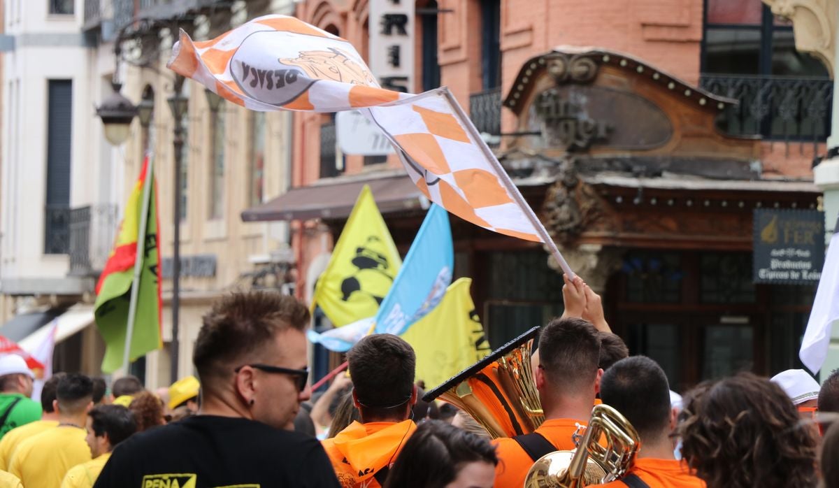 Fotos: Las peñas conquistan León a ritmo de charanga