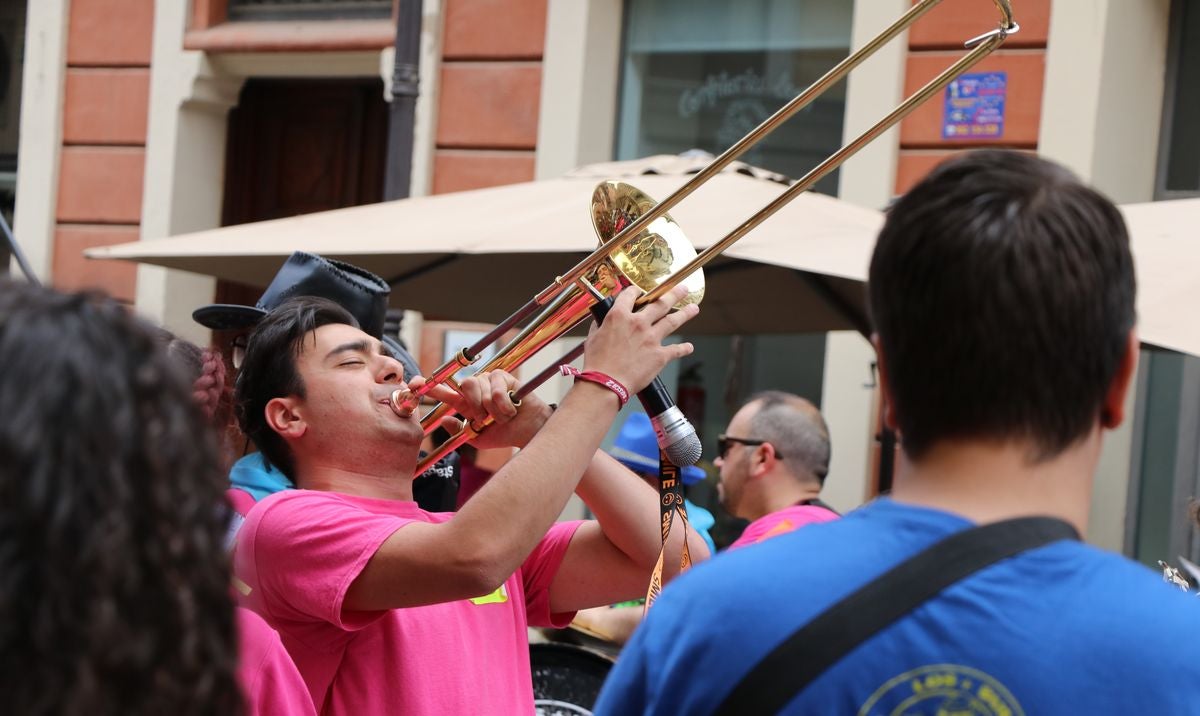 Fotos: Las peñas conquistan León a ritmo de charanga