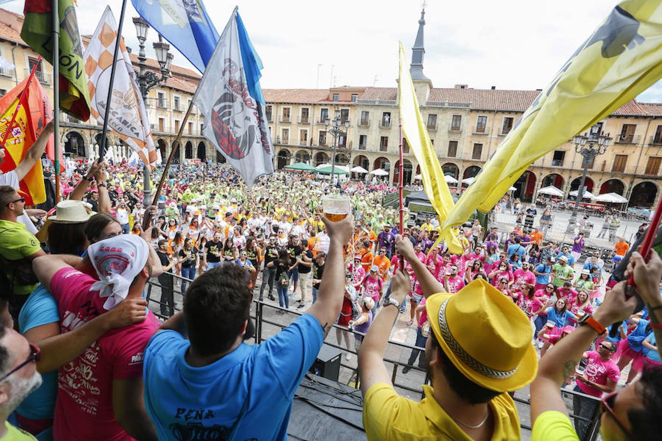 Fotos: Las peñas conquistan León a ritmo de charanga