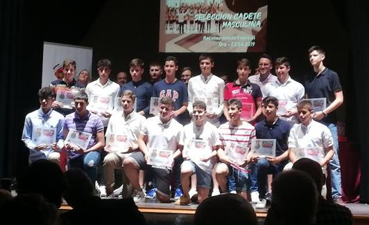 El equipo cadete de Castilla y León, con integrantes del Ademar y el entrenador, el leonés Marcos Martínez, recoge su premio.