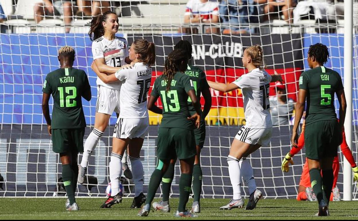 Las jugadoras alemanas celebran el segundo gol anotado ante Nigeria.