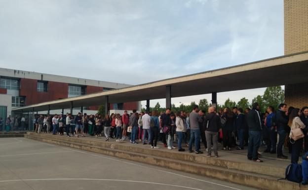 Opositores esperando a entrar al instituto de Eras de Renueva. 