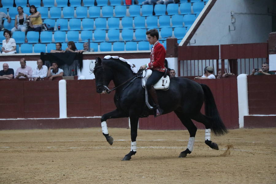 Fotos: Corrida de rejones en la Plaza de Toros de León