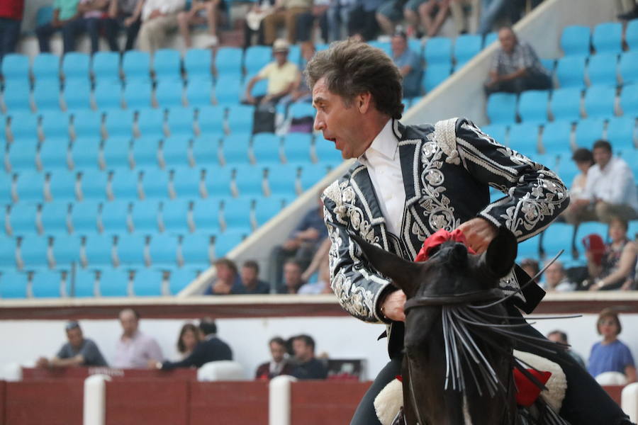 Fotos: Corrida de rejones en la Plaza de Toros de León