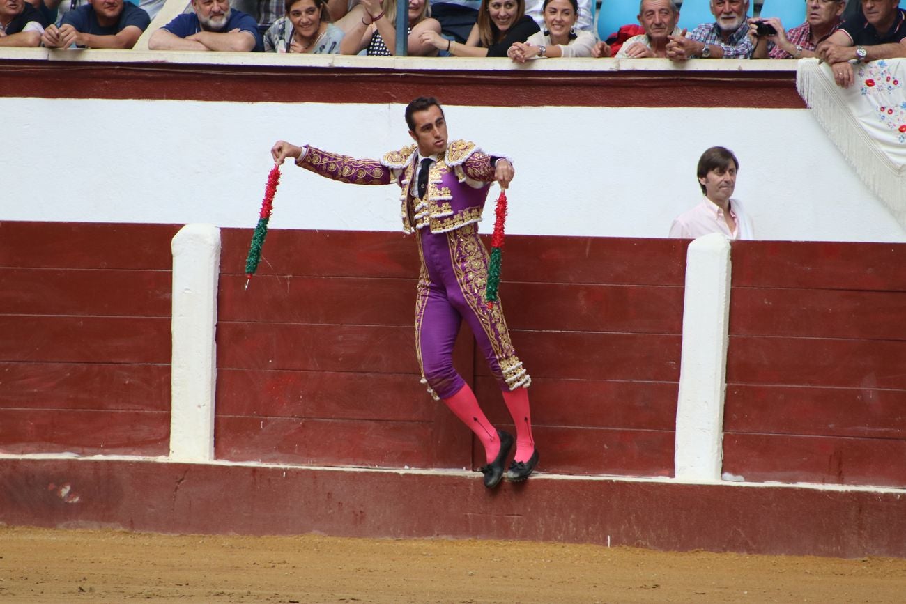 El Fandi, Cayetano y Pablo Aguado, por la puerta grande en León | Los tres diestros firman una intensa tarde de toreo que termina con el premio de la 'puerta grande' en el coso leonés | Media entrada y buen ambiente en una jornada marcada por el regreso a la arena de Pablo Aguado