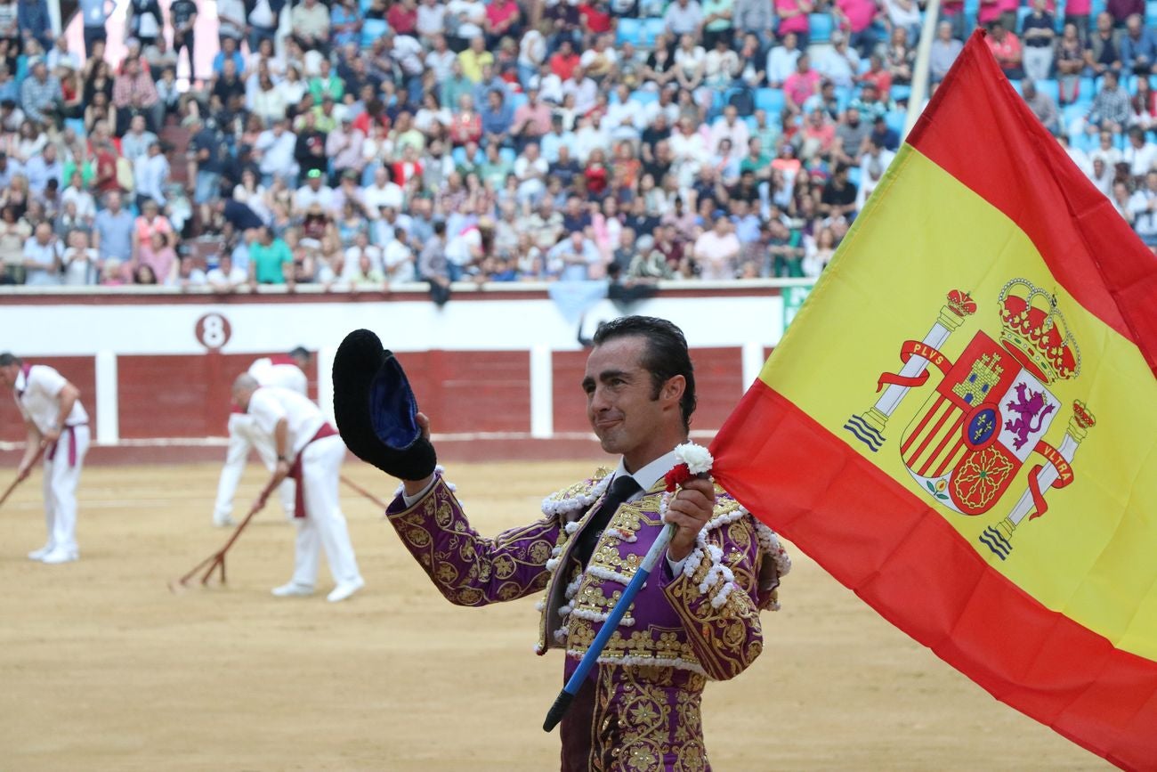 El Fandi, Cayetano y Pablo Aguado, por la puerta grande en León | Los tres diestros firman una intensa tarde de toreo que termina con el premio de la 'puerta grande' en el coso leonés | Media entrada y buen ambiente en una jornada marcada por el regreso a la arena de Pablo Aguado