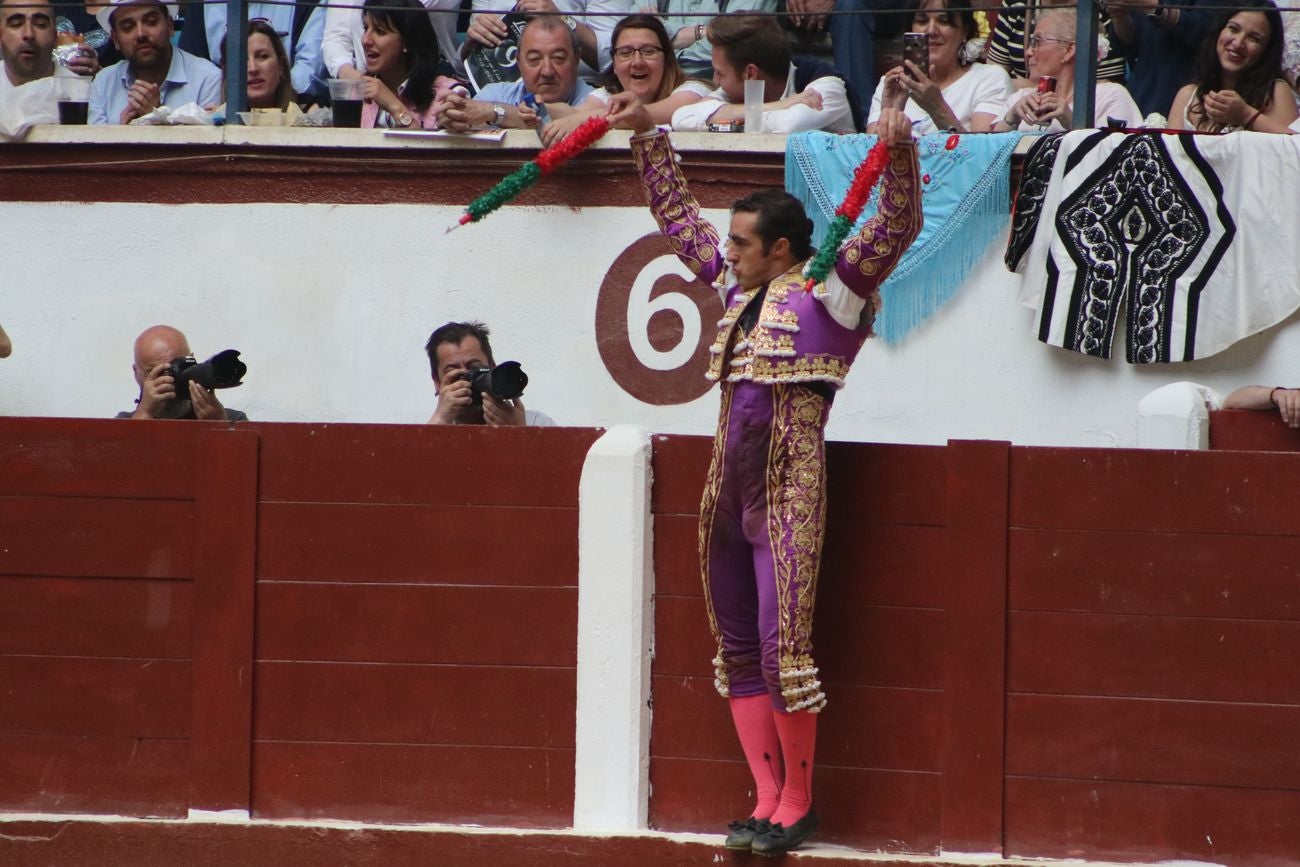 El Fandi, Cayetano y Pablo Aguado, por la puerta grande en León | Los tres diestros firman una intensa tarde de toreo que termina con el premio de la 'puerta grande' en el coso leonés | Media entrada y buen ambiente en una jornada marcada por el regreso a la arena de Pablo Aguado