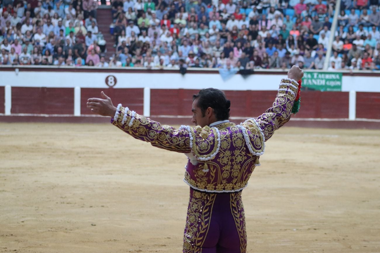 El Fandi, Cayetano y Pablo Aguado, por la puerta grande en León | Los tres diestros firman una intensa tarde de toreo que termina con el premio de la 'puerta grande' en el coso leonés | Media entrada y buen ambiente en una jornada marcada por el regreso a la arena de Pablo Aguado