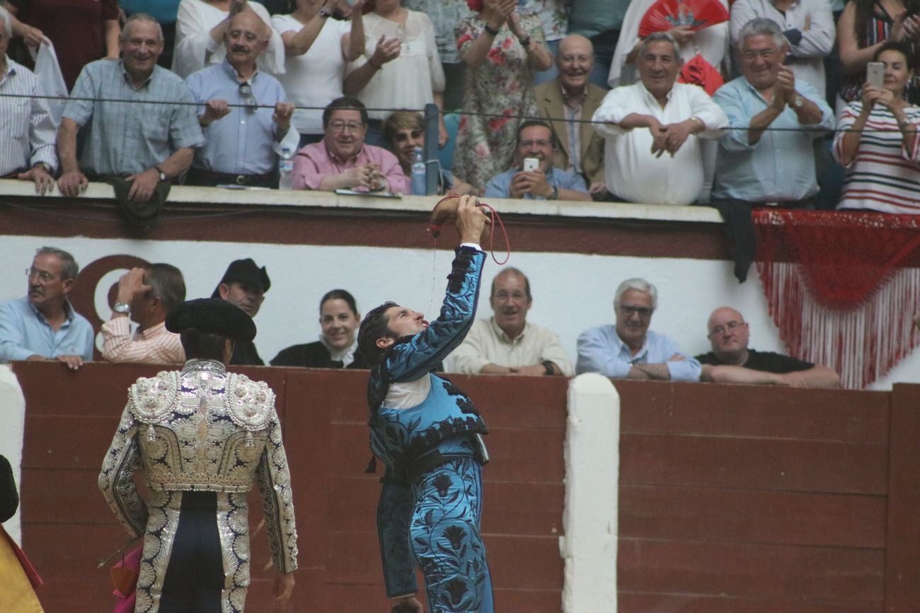 El Fandi, Cayetano y Pablo Aguado, por la puerta grande en León | Los tres diestros firman una intensa tarde de toreo que termina con el premio de la 'puerta grande' en el coso leonés | Media entrada y buen ambiente en una jornada marcada por el regreso a la arena de Pablo Aguado