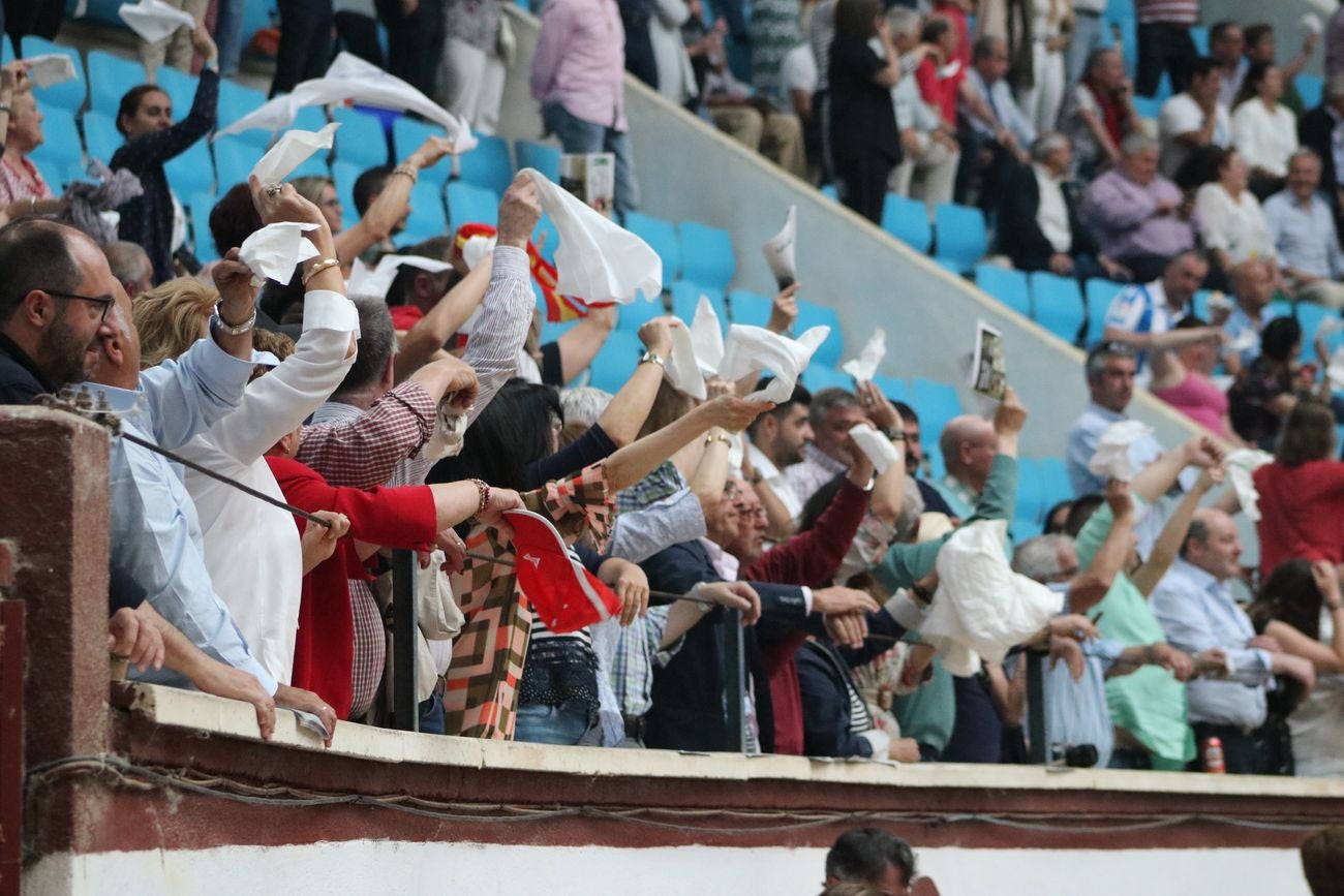 El Fandi, Cayetano y Pablo Aguado, por la puerta grande en León | Los tres diestros firman una intensa tarde de toreo que termina con el premio de la 'puerta grande' en el coso leonés | Media entrada y buen ambiente en una jornada marcada por el regreso a la arena de Pablo Aguado