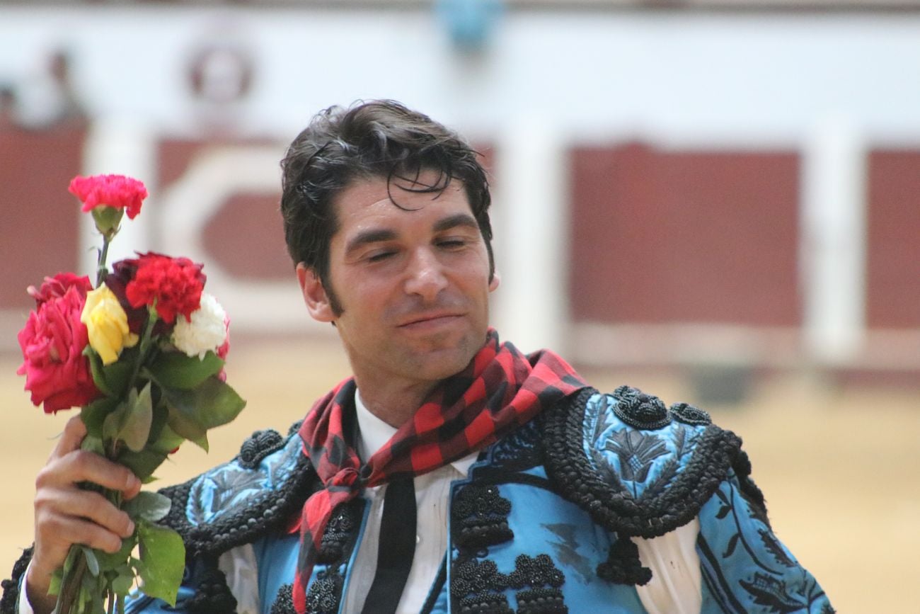 El Fandi, Cayetano y Pablo Aguado, por la puerta grande en León | Los tres diestros firman una intensa tarde de toreo que termina con el premio de la 'puerta grande' en el coso leonés | Media entrada y buen ambiente en una jornada marcada por el regreso a la arena de Pablo Aguado