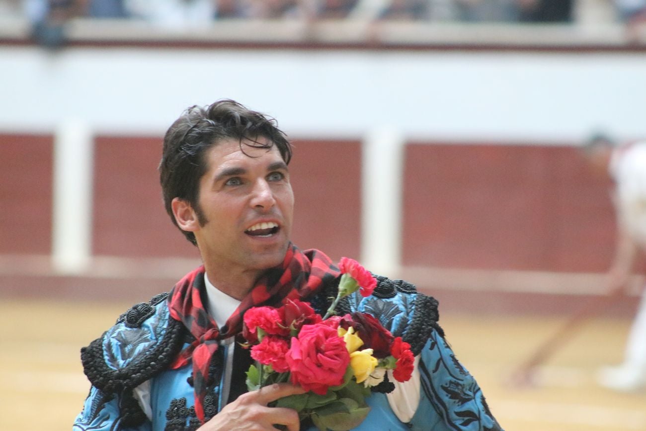 El Fandi, Cayetano y Pablo Aguado, por la puerta grande en León | Los tres diestros firman una intensa tarde de toreo que termina con el premio de la 'puerta grande' en el coso leonés | Media entrada y buen ambiente en una jornada marcada por el regreso a la arena de Pablo Aguado