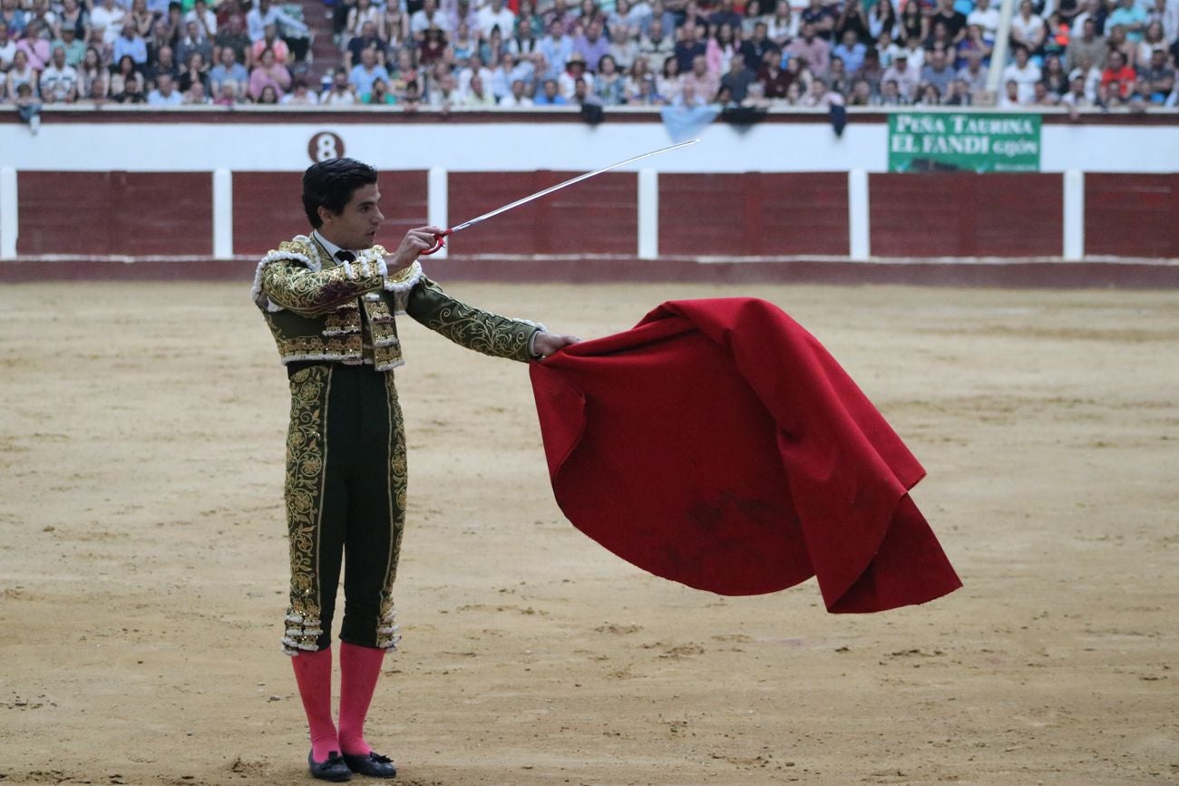 El Fandi, Cayetano y Pablo Aguado, por la puerta grande en León | Los tres diestros firman una intensa tarde de toreo que termina con el premio de la 'puerta grande' en el coso leonés | Media entrada y buen ambiente en una jornada marcada por el regreso a la arena de Pablo Aguado
