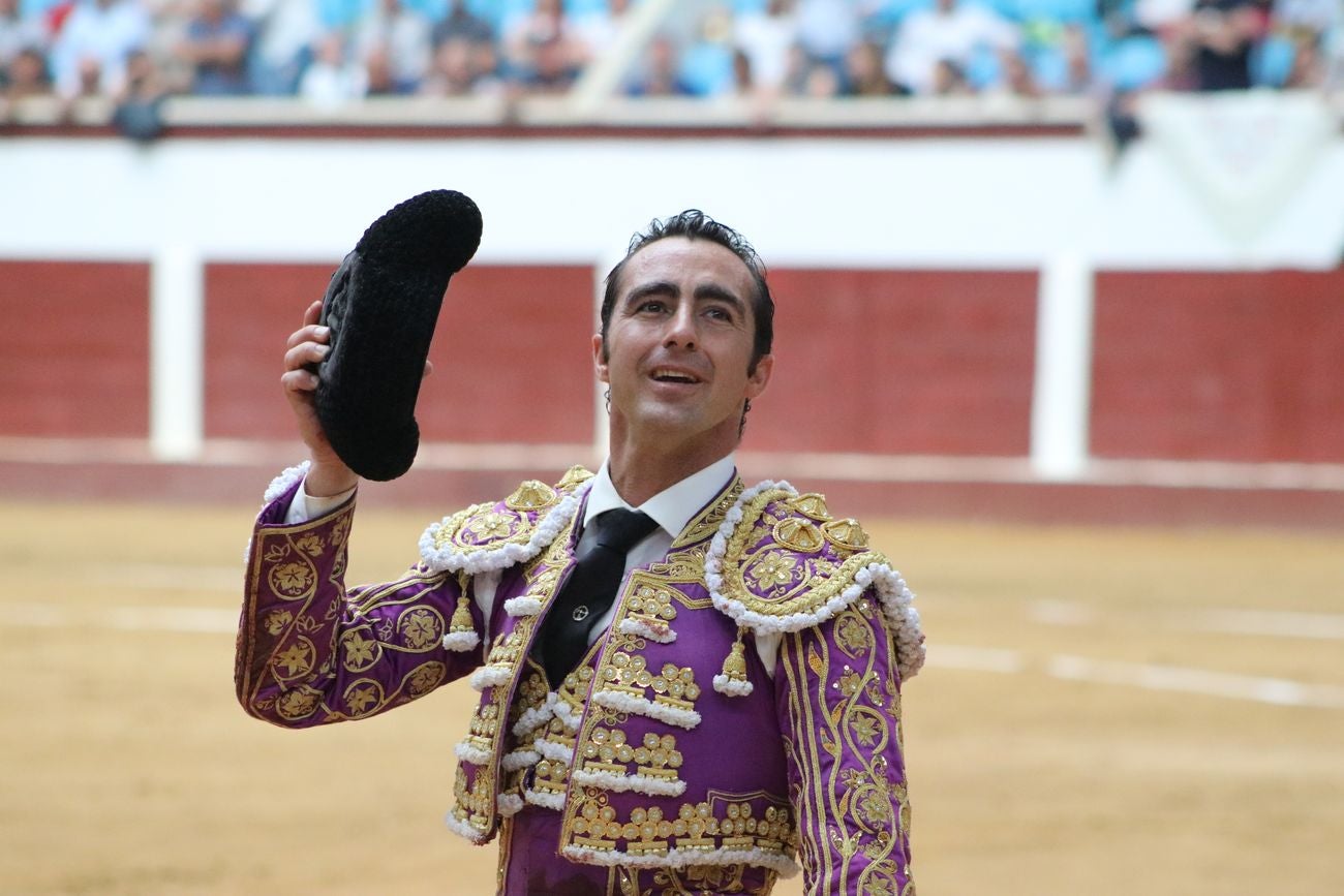 El Fandi, Cayetano y Pablo Aguado, por la puerta grande en León | Los tres diestros firman una intensa tarde de toreo que termina con el premio de la 'puerta grande' en el coso leonés | Media entrada y buen ambiente en una jornada marcada por el regreso a la arena de Pablo Aguado