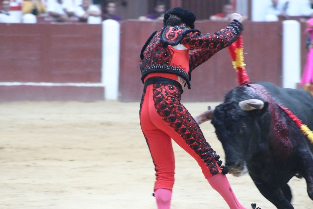El Fandi, Cayetano y Pablo Aguado, por la puerta grande en León | Los tres diestros firman una intensa tarde de toreo que termina con el premio de la 'puerta grande' en el coso leonés | Media entrada y buen ambiente en una jornada marcada por el regreso a la arena de Pablo Aguado