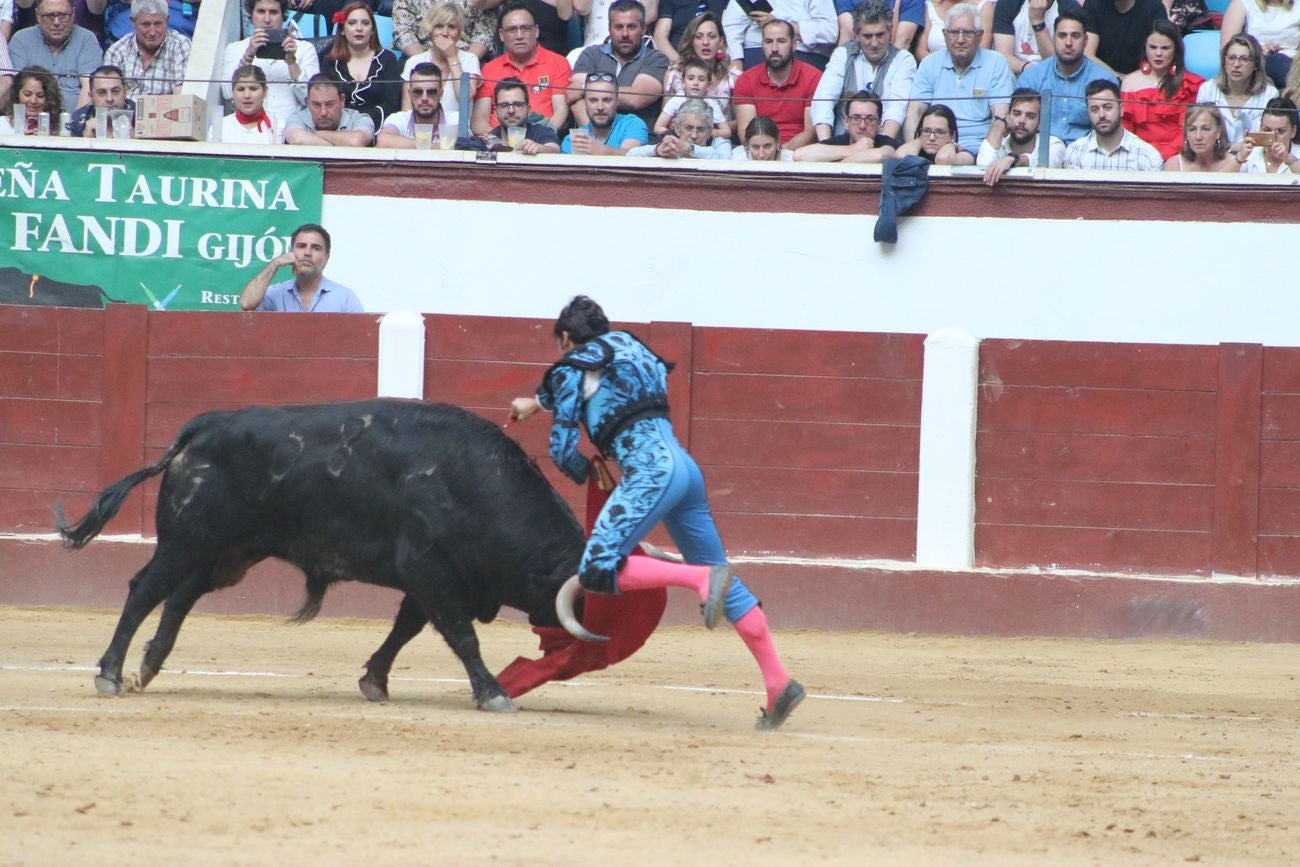 El Fandi, Cayetano y Pablo Aguado, por la puerta grande en León | Los tres diestros firman una intensa tarde de toreo que termina con el premio de la 'puerta grande' en el coso leonés | Media entrada y buen ambiente en una jornada marcada por el regreso a la arena de Pablo Aguado
