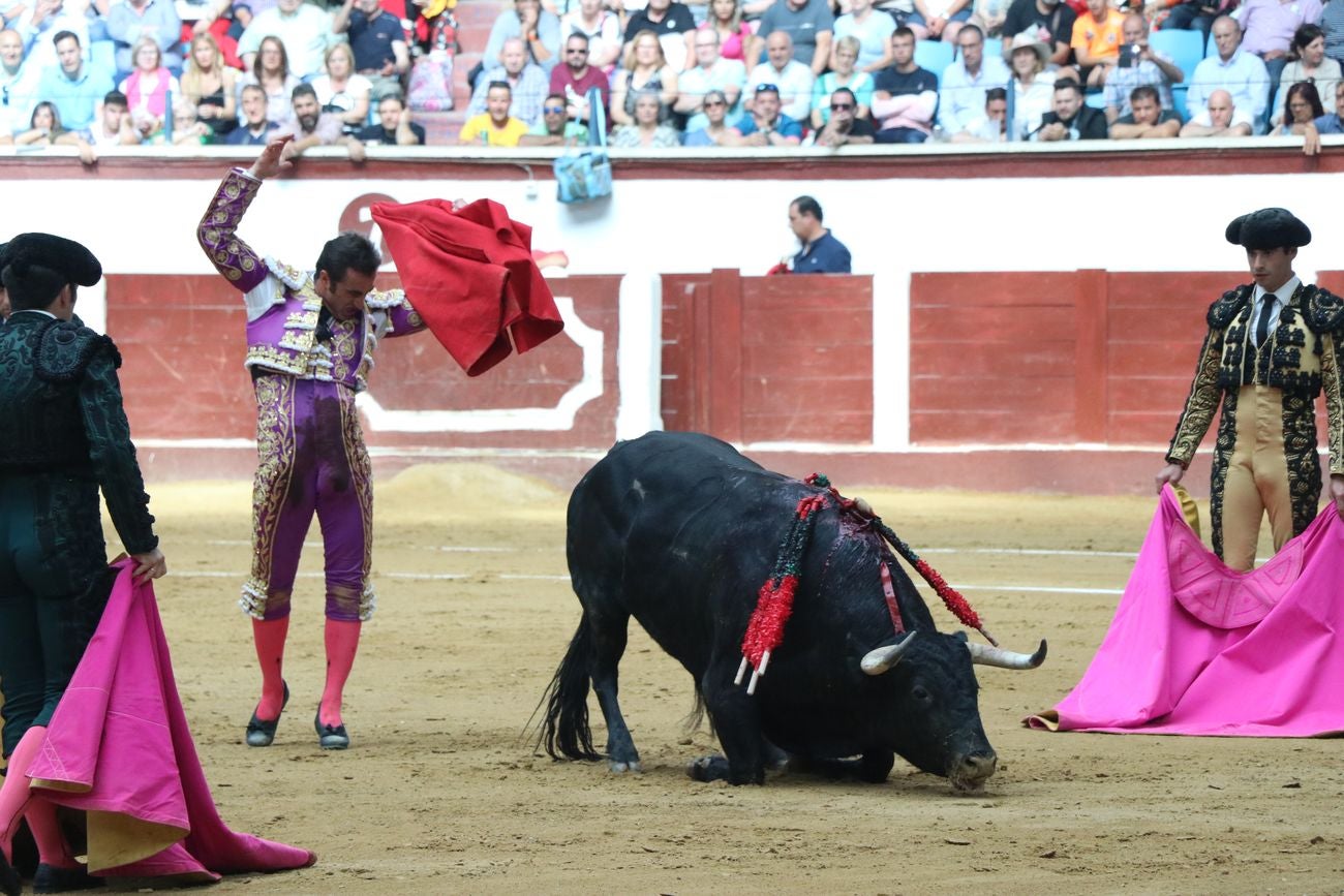 El Fandi, Cayetano y Pablo Aguado, por la puerta grande en León | Los tres diestros firman una intensa tarde de toreo que termina con el premio de la 'puerta grande' en el coso leonés | Media entrada y buen ambiente en una jornada marcada por el regreso a la arena de Pablo Aguado