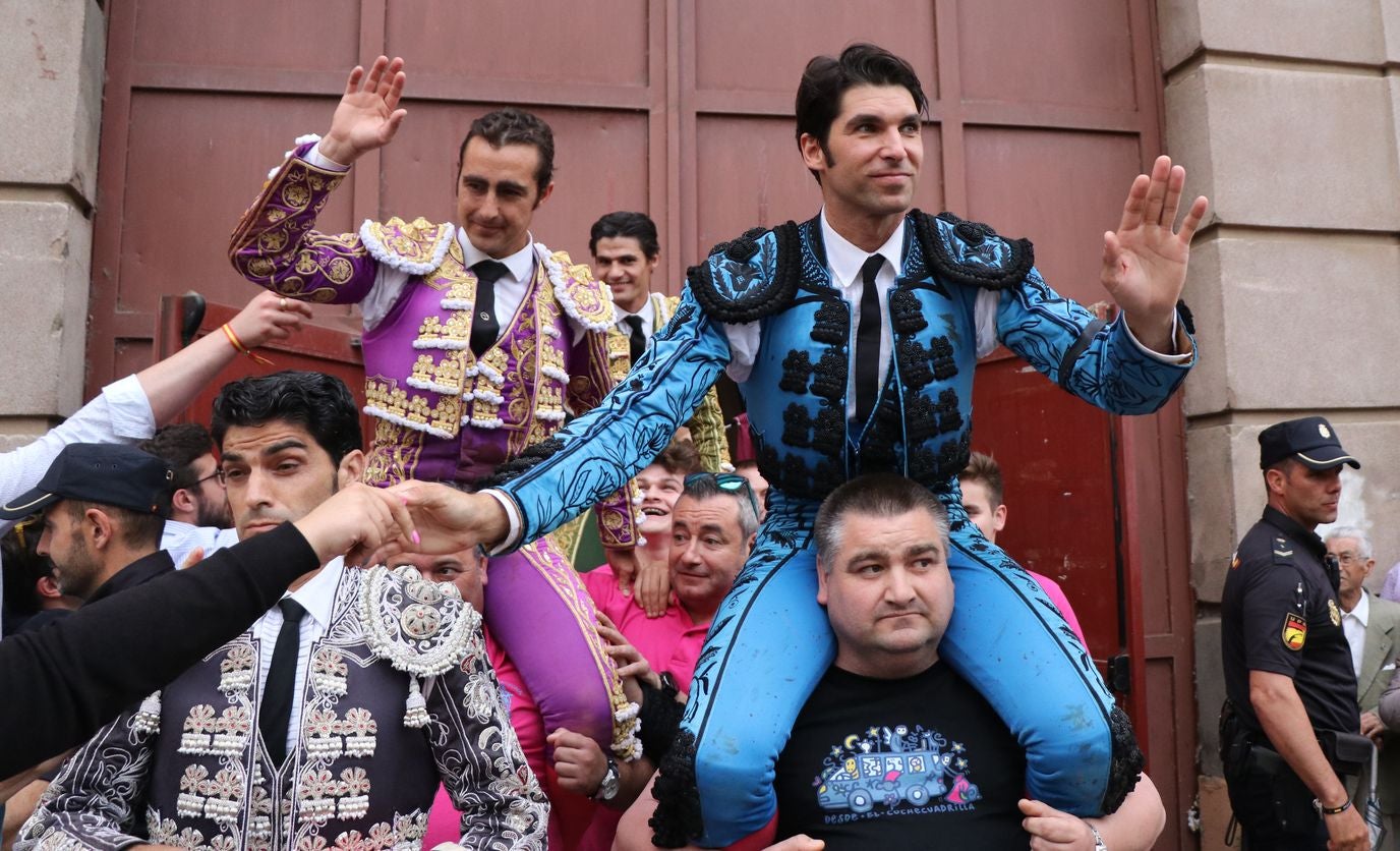 El Fandi, Cayetano y Pablo Aguado, por la puerta grande en León | Los tres diestros firman una intensa tarde de toreo que termina con el premio de la 'puerta grande' en el coso leonés | Media entrada y buen ambiente en una jornada marcada por el regreso a la arena de Pablo Aguado