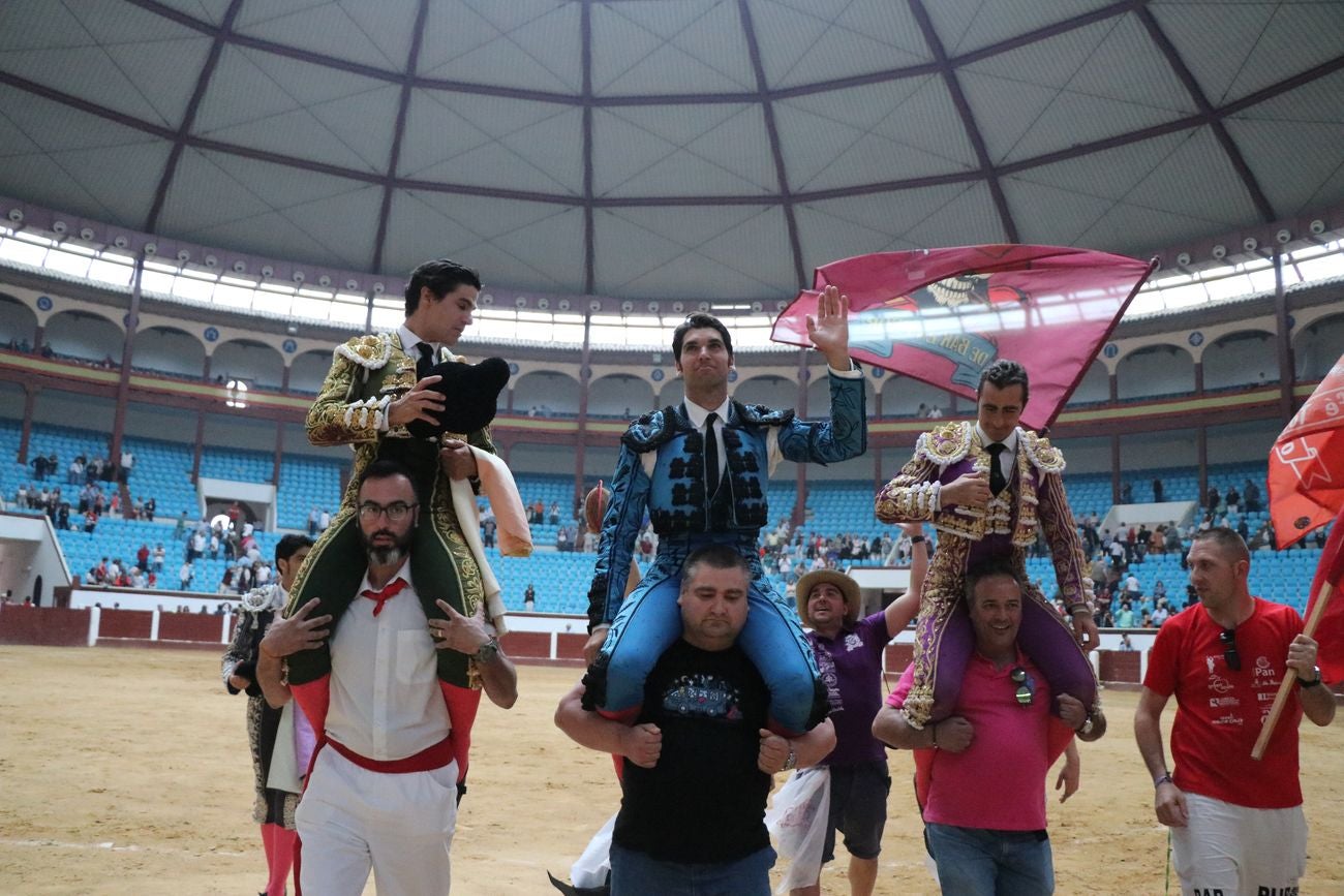 El Fandi, Cayetano y Pablo Aguado, por la puerta grande en León | Los tres diestros firman una intensa tarde de toreo que termina con el premio de la 'puerta grande' en el coso leonés | Media entrada y buen ambiente en una jornada marcada por el regreso a la arena de Pablo Aguado